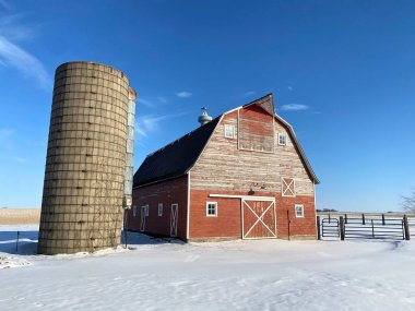 Kar sahnesinde gerçek bir ahır resmi.
