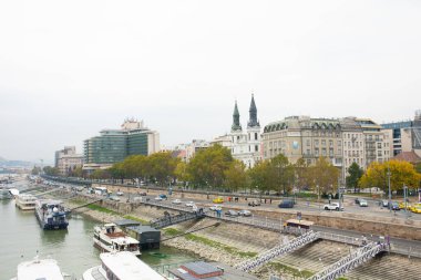 Budapeşte, Macaristan - 22 Ekim 2022: Bulutlu bir günde Tuna Nehri üzerinde turistlerle seyahat gemileri