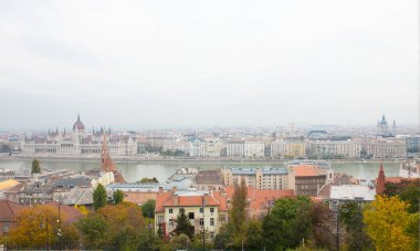 Budapeşte, Macaristan - 22 Ekim 2022: Tuna Nehri ve Macar parlamento binasının panoramik manzarası 