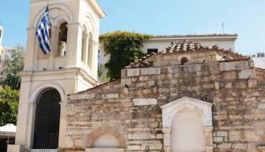 Atina, Yunanistan - 20 Ekim 2020: Atinalılar ve turistler Monastiraki Meydanı 'nda 