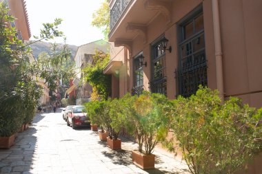 Atina, Yunanistan - 20 Ekim 2022: Atina, Yunanistan 'da eski binalı sokak.