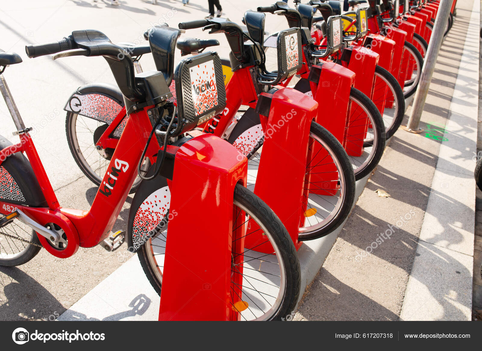 Barcelona Spanien Oktober 2022 Række Røde Cykler Cykelstativ Til Leje –  Redaktionelle stock-fotos © Lashkhidzetim #617207318
