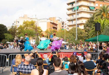 BARCELONA, CATALONIA, SPAIN - 16 Ekim 2022: Barcelona Placa Comercial 'daki Karnaval Balolarında Dansçılar.