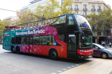 BARCELONA, İSPAN - 16 Ekim 2022. Barselona şehir turne otobüsü Barselona 'da sokaktaki insanlarla dolu..