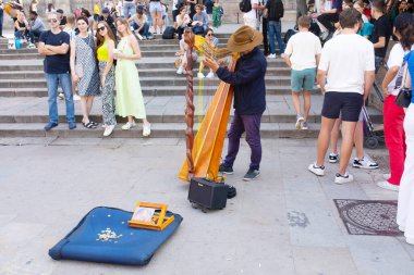 BARCELONA, CATALONIA, SPAIN - 16 Ekim 2022: Barcelona Placa Comercial 'daki Karnaval Balolarında Dansçılar.