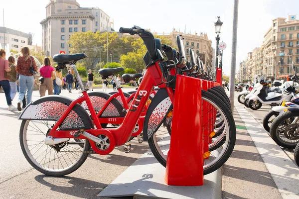 Barcelona Spagna Ottobre 2022 Fila Biciclette Rosse Portabici Disponibile Noleggio — Foto Stock