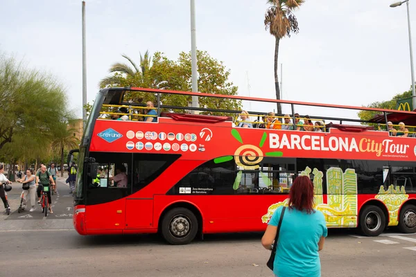 Barcelona España Octubre 2022 Autobús Turístico Barcelona Con Gente Calle — Foto de Stock