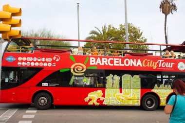 BARCELONA, İSPAN - 16 Ekim 2022. Barselona şehir turne otobüsü Barselona 'da sokaktaki insanlarla dolu..