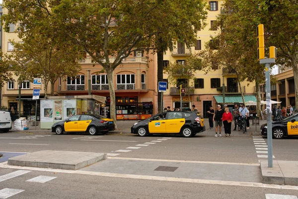 Barcelona España Octubre 2022 Taxi Autos Céntrica Calle Barcelona —  Fotos de Stock