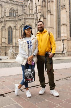 Slovakya 'nın Kosice şehrinin ana meydanındaki St. Elisabeth Katedrali yakınlarında birkaç yolcu.