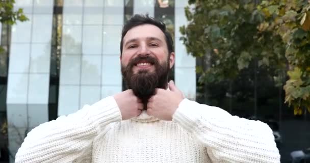 Бородатий Брюнетка Чоловік Клієнт Перукарні Задоволений Щастям Посміхаючись Торкаючись Підборіддя — стокове відео