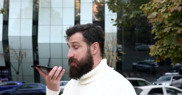 Close Jovem Com Barba Usando Celular Enviando Mensagem Voz — Vídeo de Stock