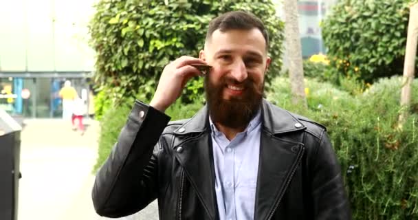 Jovem Barbudo Penteando Sua Barba Livre — Vídeo de Stock