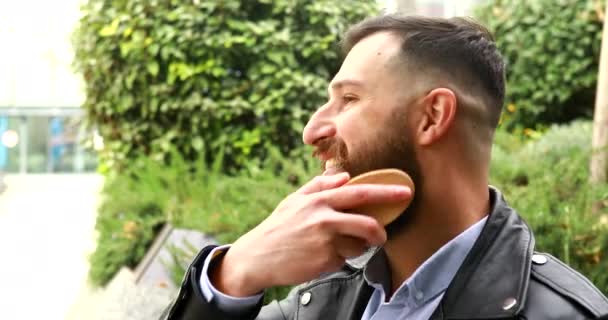 Homem Barbudo Jovem Escovando Sua Barba Livre — Vídeo de Stock