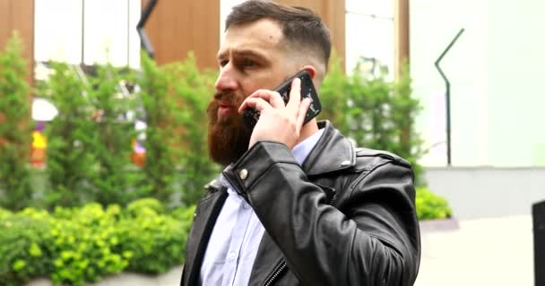 Uomo Affari Utilizzando Telefono Sensazione Dolore Improvviso Petto Avendo Attacco — Video Stock