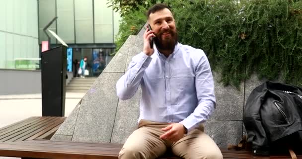 Hombre Joven Guapo Con Peinado Bien Arreglado Barba Usando Teléfono — Vídeo de stock