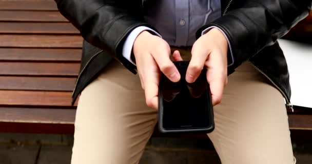 Белый Мужчина Руки Помощью Мобильного Телефона Улице Мужские Пальцы Печатают — стоковое видео