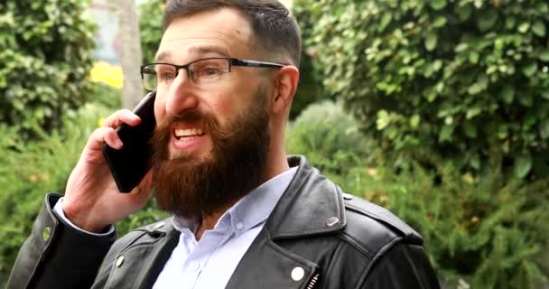 Hombre Joven Guapo Con Peinado Bien Arreglado Barba Usando Teléfono — Vídeo de stock