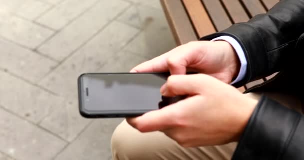 Белый Мужчина Руки Помощью Мобильного Телефона Улице Мужские Пальцы Печатают — стоковое видео