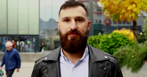 Retrato Del Guapo Joven Caucásico Con Barba Larga Parado Calle — Vídeos de Stock