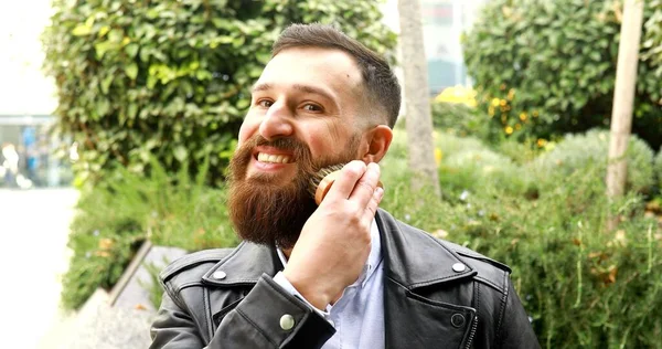 Homem Barbudo Jovem Escovando Sua Barba Livre — Fotografia de Stock