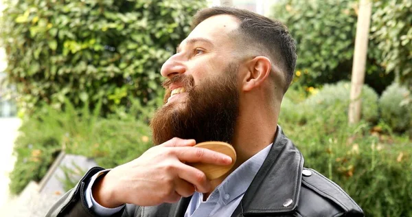 Junger Bärtiger Mann Bürstet Seinen Bart Freien — Stockfoto