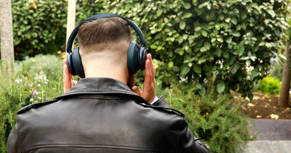 Hombre Guapo Auriculares Escuchando Música Aire Libre — Foto de Stock