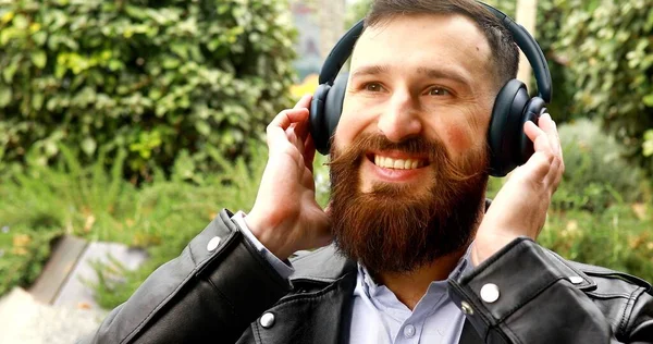 Hombre Guapo Auriculares Escuchando Música Aire Libre —  Fotos de Stock