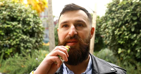 Homme Avec Barbe Moustache Manger Collation Extérieur — Photo