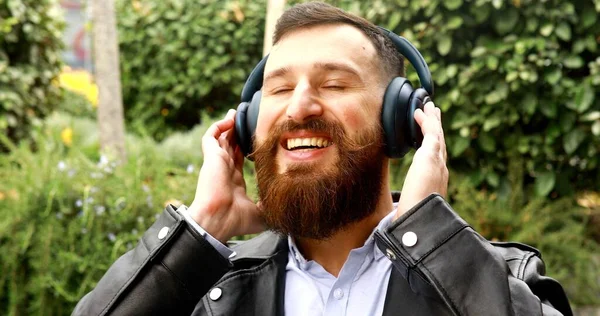 Όμορφος Άντρας Ακουστικά Που Ακούει Μουσική Εξωτερικούς Χώρους — Φωτογραφία Αρχείου