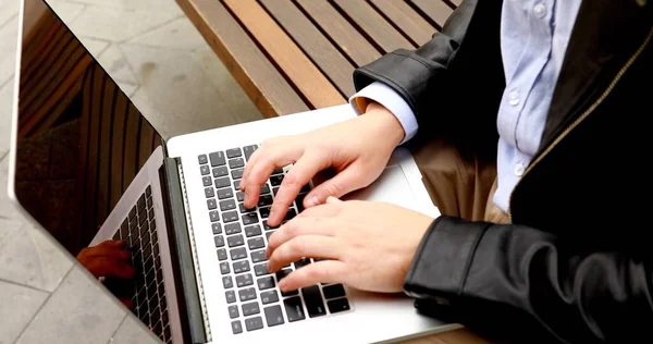 ノートパソコンに入力するクローズアップ男性の手 屋外で座ってリモートで作業するフリーランスの男性 コンピュータ技術を使用してオンラインで勉強や仕事をする学生 — ストック写真