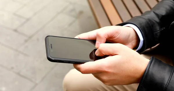 Biały Mężczyzna Używa Telefonu Ulicy Męskie Palce Piszące Stukające Smartfonie — Zdjęcie stockowe