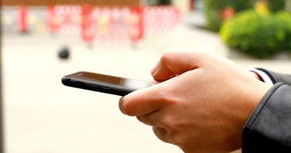 Kaukasischer Mann Benutzt Handy Auf Der Straße Männliche Finger Tippen — Stockfoto
