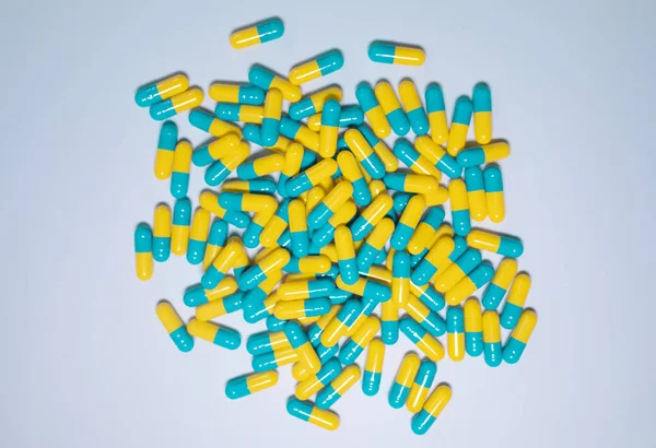Mavi Arka Planda Çeşitli Ilaç Hapları Haplar Kapsüller Var Tıp — Stok fotoğraf