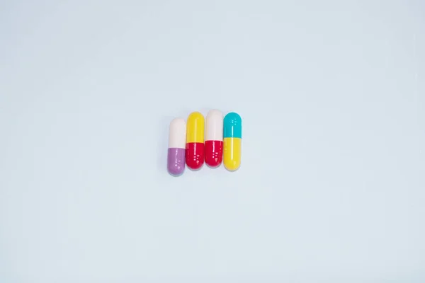 Verschiedene Medikamente Tabletten Und Kapseln Auf Blauem Hintergrund Medizinkonzept — Stockfoto