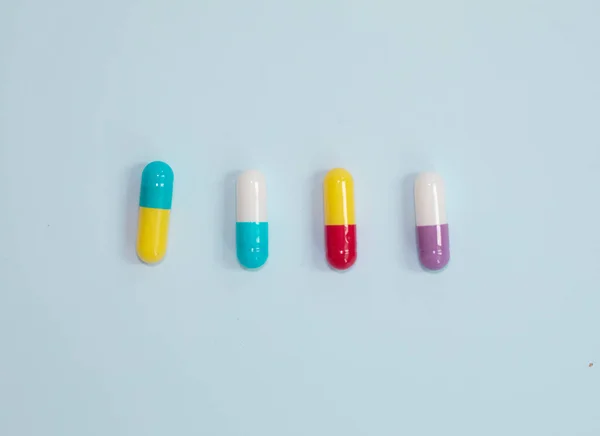 Tabletten Tabletten Und Kapseln Auf Blauem Hintergrund Medizinkonzept — Stockfoto