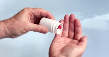 Hapları alan kişinin yakın plan görüntüsü