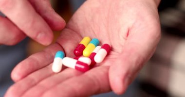 Hapları alan kişinin yakın plan görüntüsü