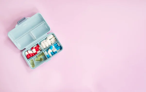 Boîte Plastique Avec Différentes Pilules Sur Fond Rose Clair Espace — Photo