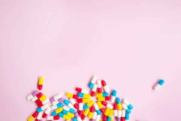 粉红背景的药丸 药片和胶囊 医学概念 — 图库照片