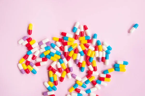 Leki Farmaceutyczne Tabletki Kapsułki Różowym Tle Koncepcja Medycyny — Zdjęcie stockowe