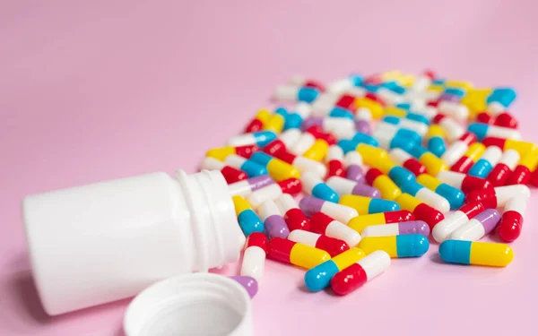 Butelka Lekami Tabletki Rozlane Jasnoróżowym Tle Leki Leki Receptę Tło — Zdjęcie stockowe