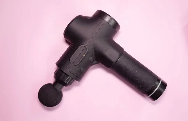 Maskiner För Kroppsmassage Rosa Bakgrund Massagepistol — Stockfoto
