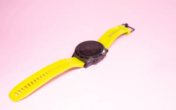 Sportowy Zegarek Różowym Inteligentne Nowoczesne Technologie Uważaj Sport Śledzenie Monitor — Zdjęcie stockowe