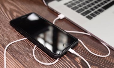 USB kablosu, kablo şarj aleti, şarj, şarj ve veri transferi cep telefonu, akıllı telefon ve dizüstü bilgisayar. 