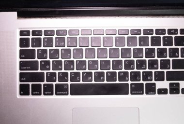 Ahşap masa üzerinde açık dizüstü.