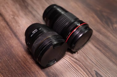 Ahşap zemin üzerinde iyi düzenlenmiş kamera merceği koleksiyonu