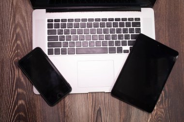 Tahta arkaplanda boş ekranları olan aygıtlar