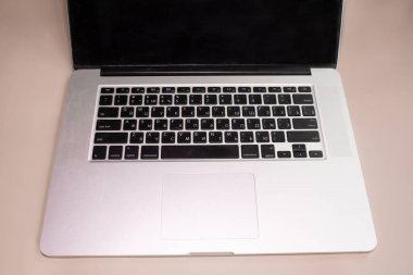 Modern laptop klavyesini kapat