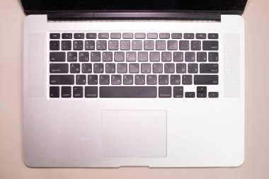 Modern laptop klavyesini kapat